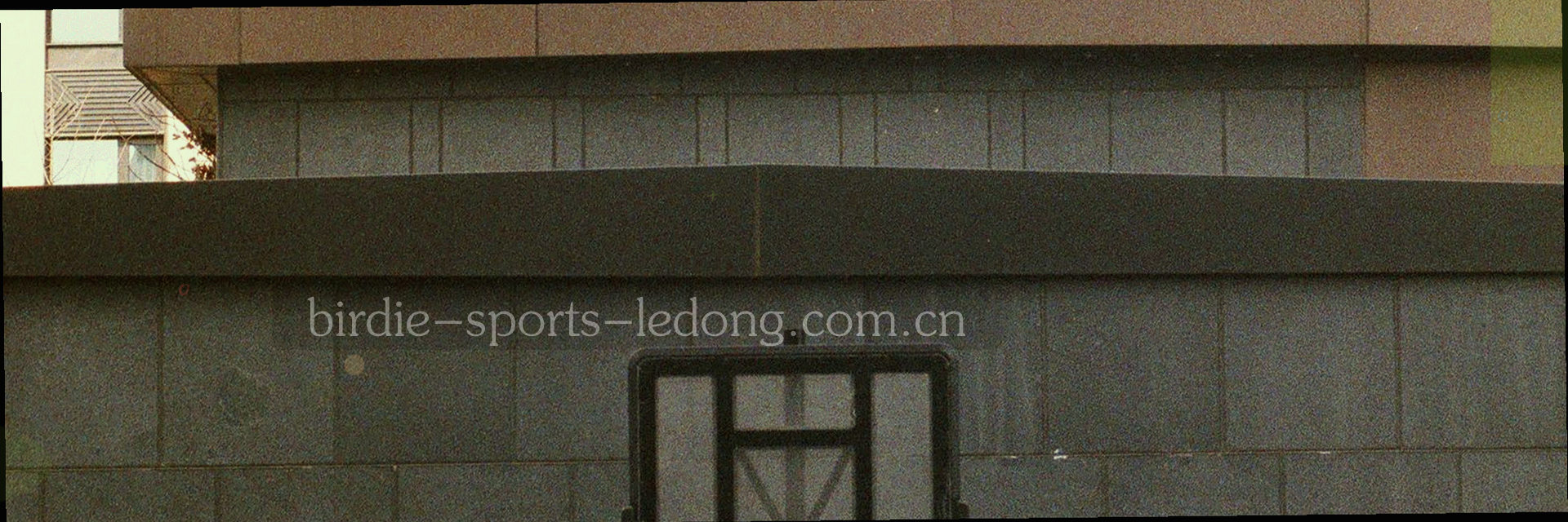 俯拍的四种不同人数桌位示意，座位以圆形色块表示，绒布绿背景，无人物与标识